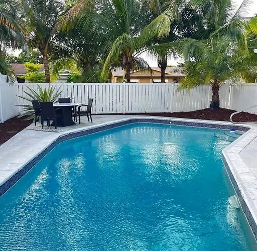 Gorgeous Open Concept 4 Bedroom With Heated Pool And Lounge Area