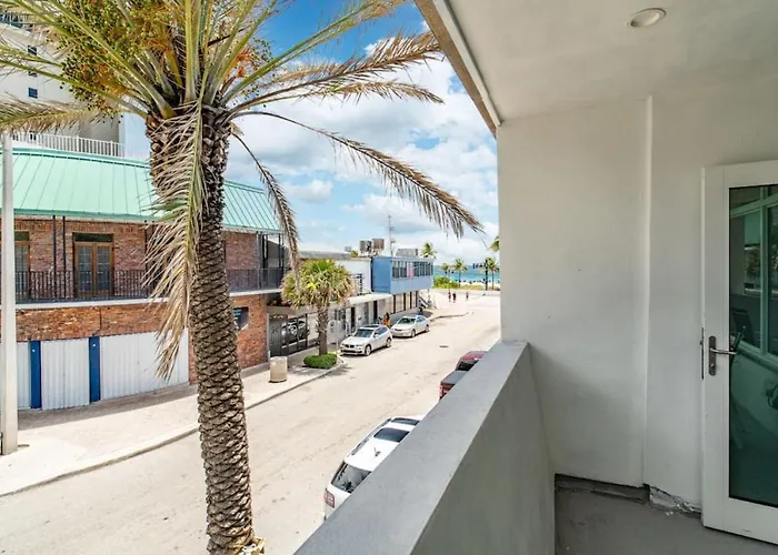 The Purple Pelican Beachfront With Ocean Balcony Unit 2