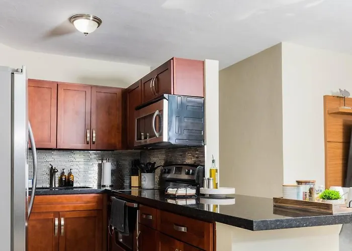 Escape & Enjoy W/ Jacuzzi + Patio, Fire Pit, Gym