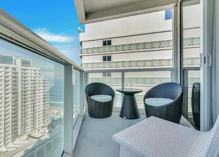 Ocean Views, Rooftop Pools And Amazing Location!