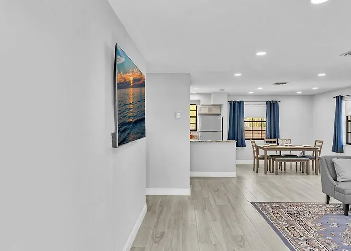 Front Unit A Charming 2 Bedroom Las Olas Apt