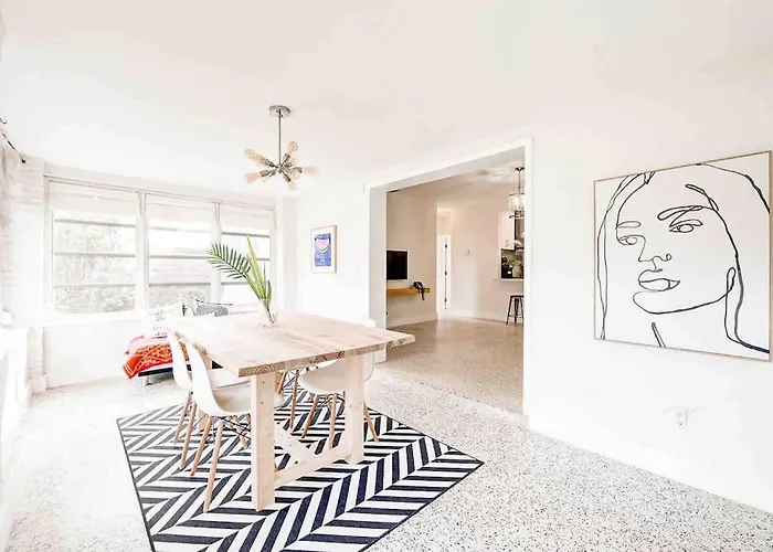 Cozy House, Sleeps 4, Close To Beach, Airport