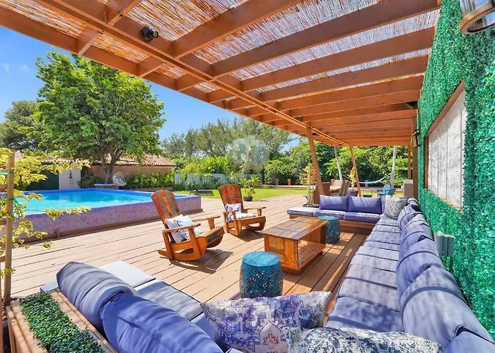 Modern 6 Bedroom Oasis With Pool And Outdoor Bbq
