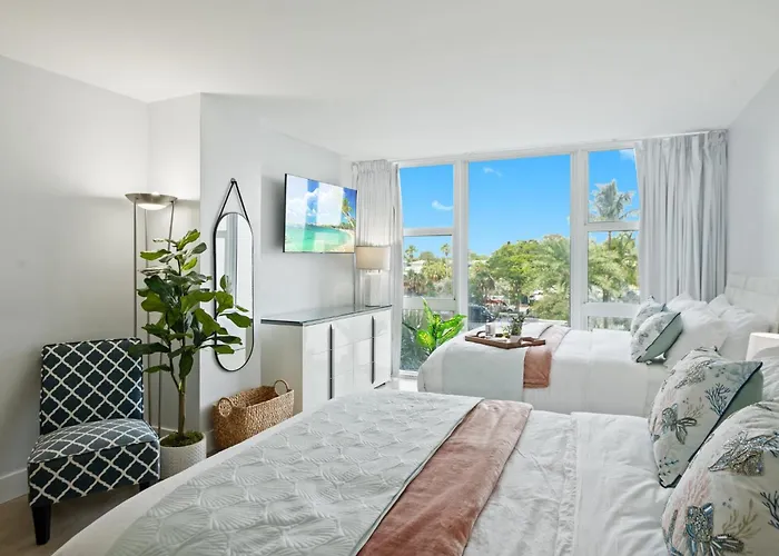 Beach Front 2 Bed Condo - Pool & Tiki Bar