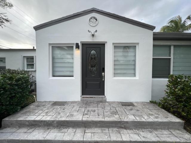 Modern Spanish Villa- Pool- By River-tropical !!! Villa Fort Lauderdale