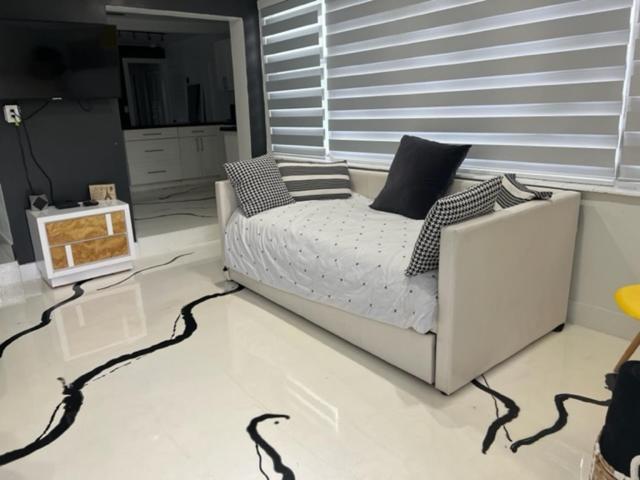 Modern Spanish Villa- Pool- By River-tropical !!! Fort Lauderdale