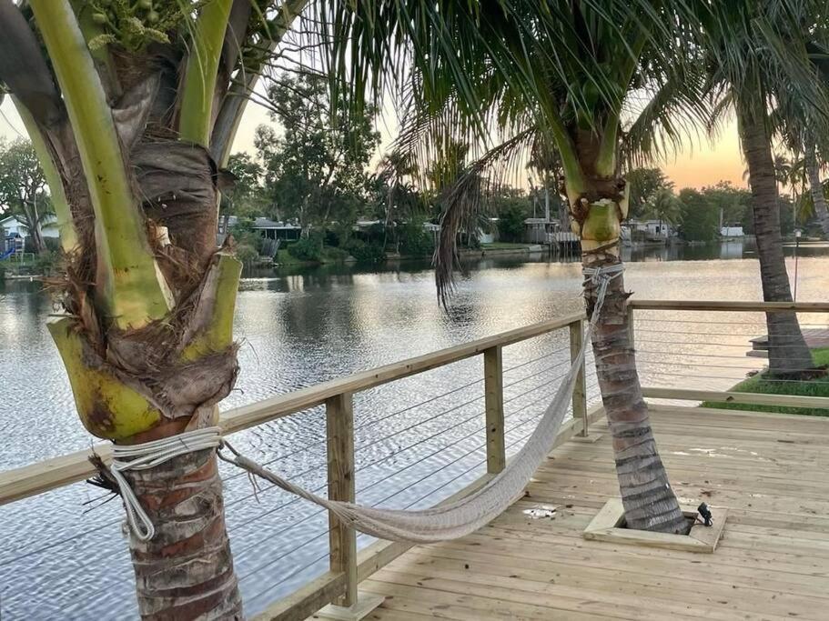 5-star Lakefront Oasis In Hollywood-hard Rock Casino