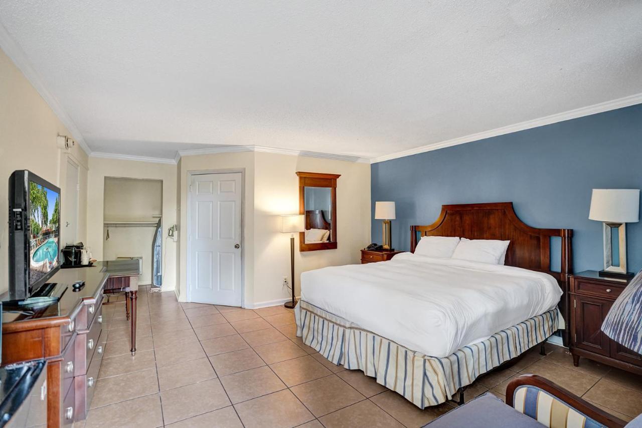 Lauderdale Grand Oakland Park