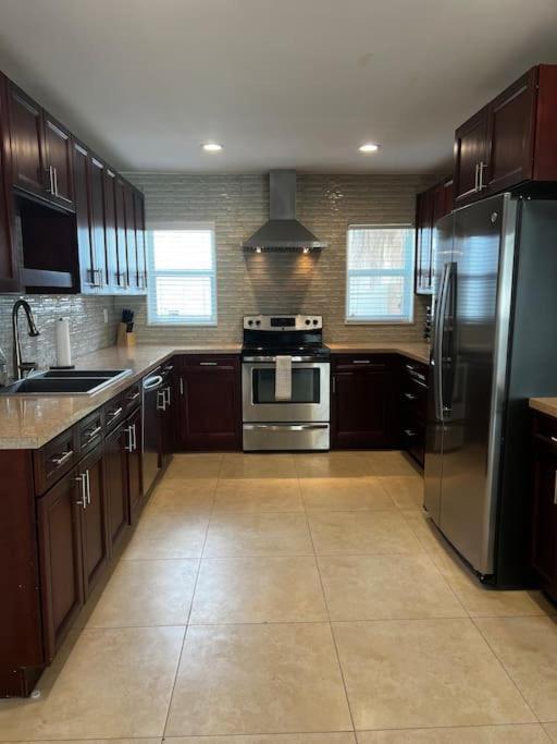 Gorgeous Open Concept 4 Bedroom With Heated Pool And Lounge Area Villa *