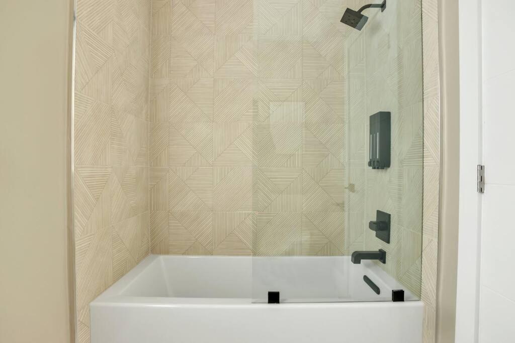 Holiday home Stunning 2 Story With Pool Fort Lauderdale