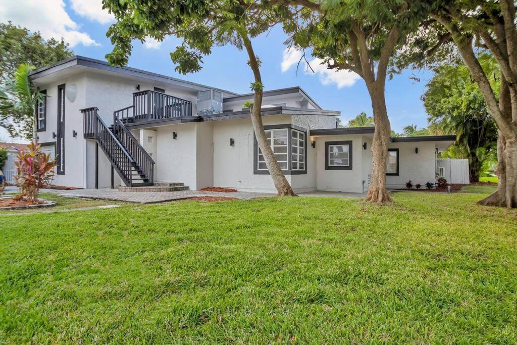 Stunning 2 Story With Pool Holiday home Fort Lauderdale