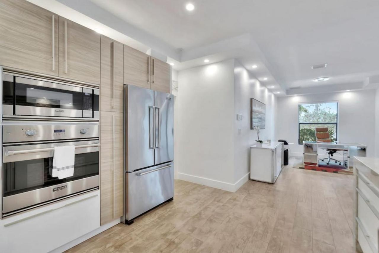 Lynoras Luxe Estate 3 Bedroom 3 Bath With Modern Design And Heated Pool