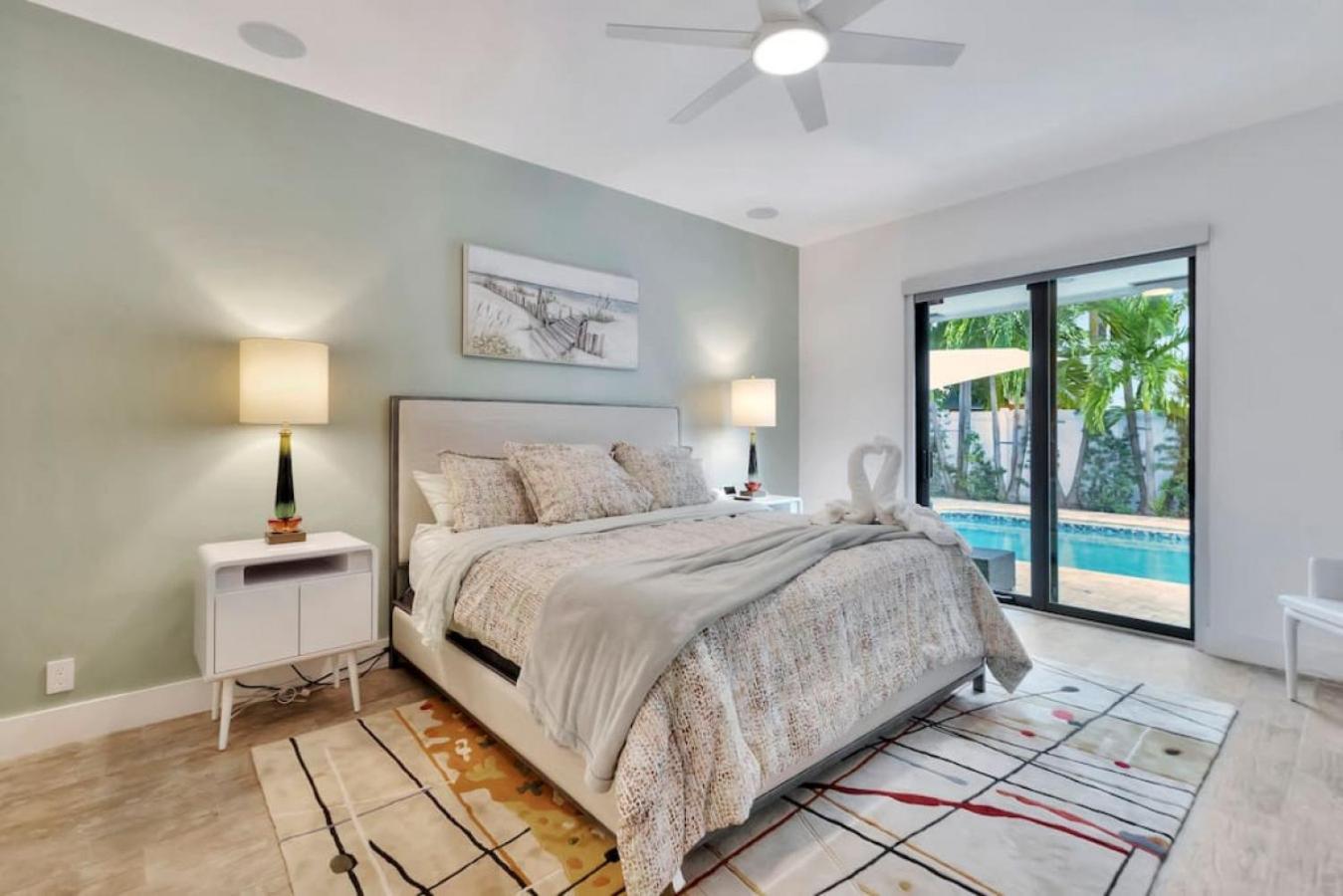 Lynoras Luxe Estate 3 Bedroom 3 Bath With Modern Design And Heated Pool Holiday home *