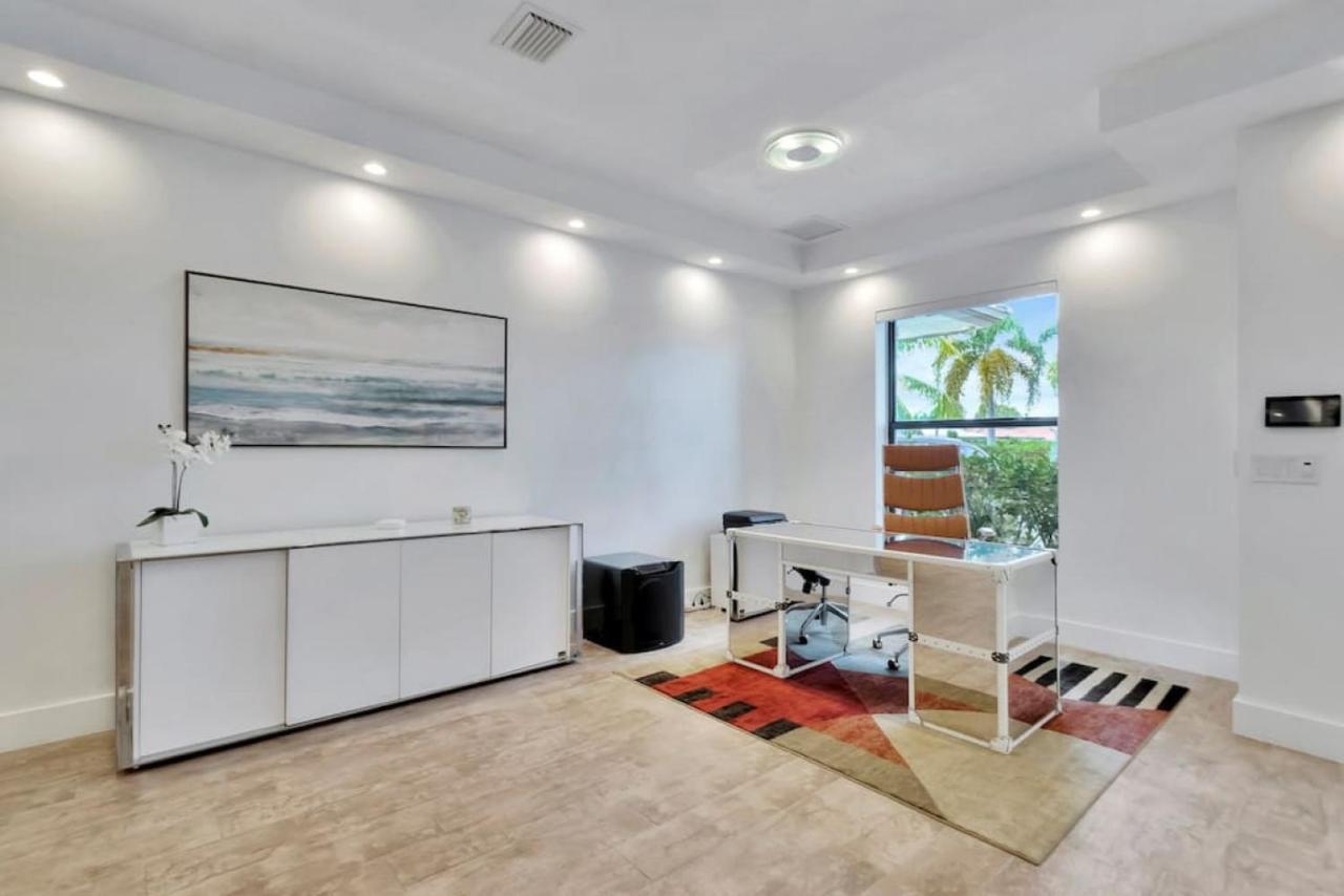 Lynoras Luxe Estate 3 Bedroom 3 Bath With Modern Design And Heated Pool Holiday home