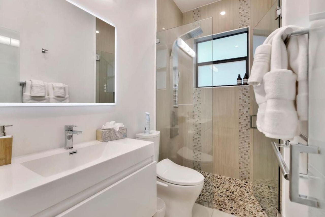Lynoras Luxe Estate 3 Bedroom 3 Bath With Modern Design And Heated Pool * Fort Lauderdale