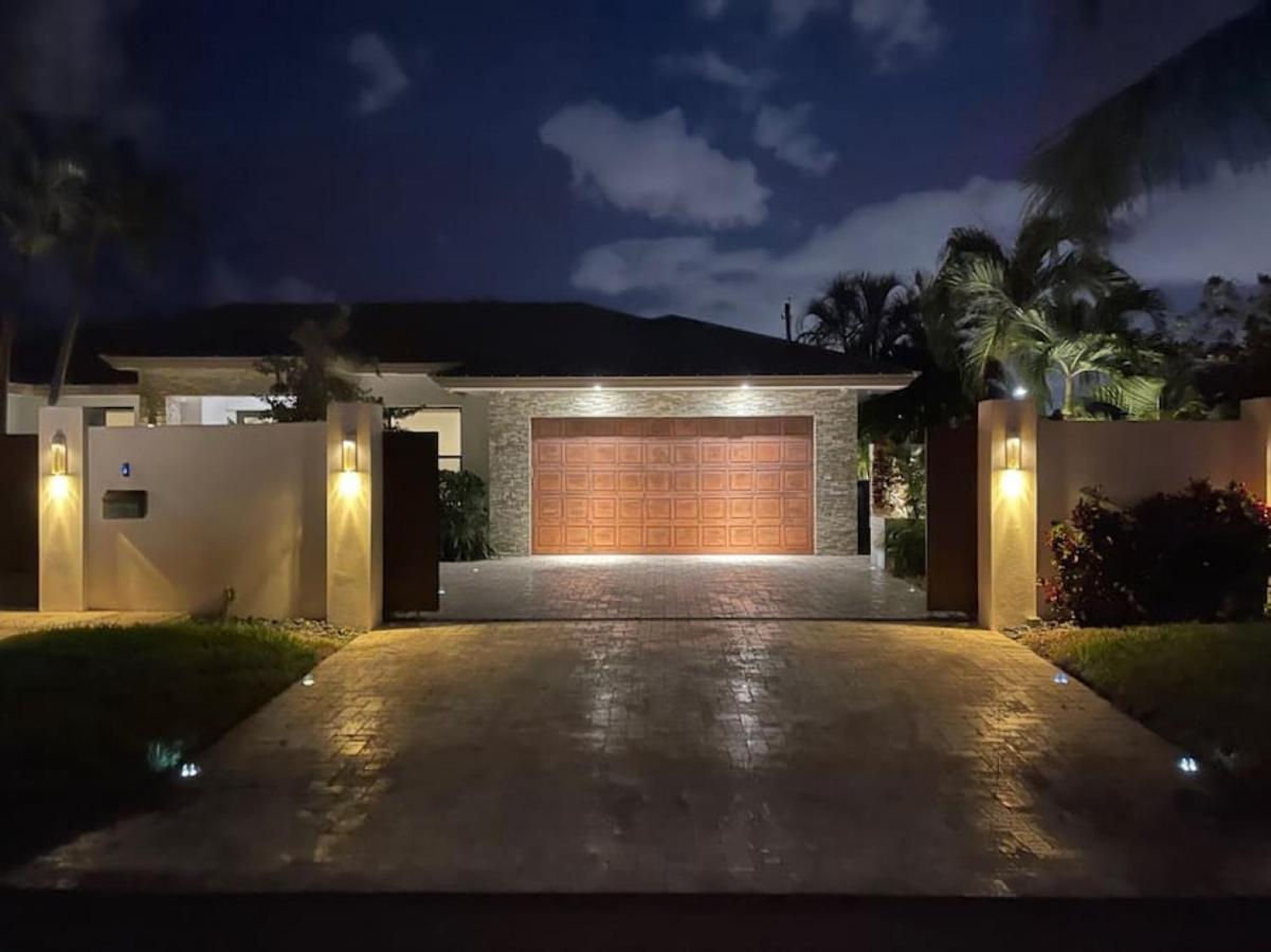 Lynoras Luxe Estate 3 Bedroom 3 Bath With Modern Design And Heated Pool Holiday home *