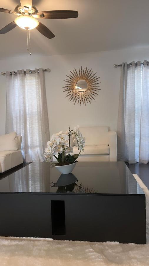 Gorgeous Open Concept 4 Bedroom With Heated Pool And Lounge Area *