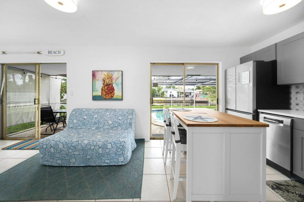 Holiday home Modern Waterfront On Canal With Pool *