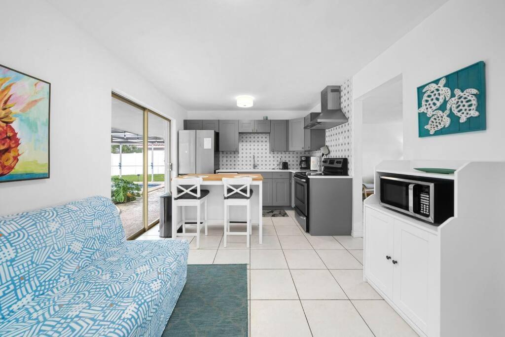 Holiday home Modern Waterfront On Canal With Pool Fort Lauderdale
