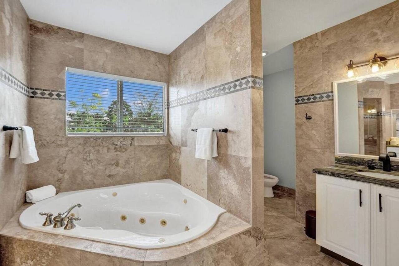 Hot Tub! Roof Top! Firepit! Boat Dock! * Fort Lauderdale