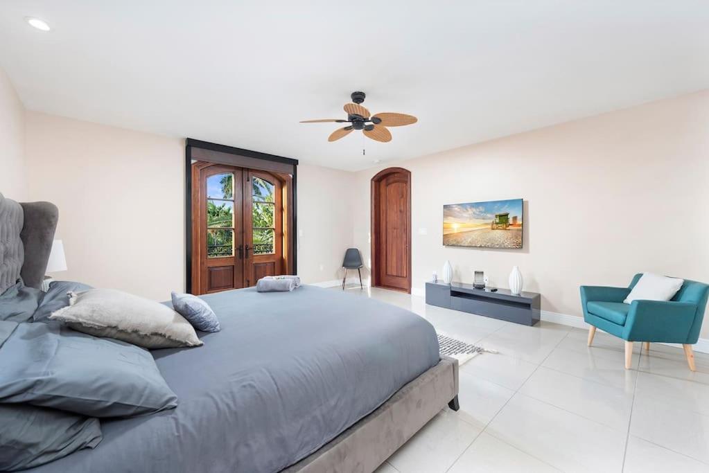 In Lauderdale With Gym Pool Jacuzzi Sleeps 12 Guest