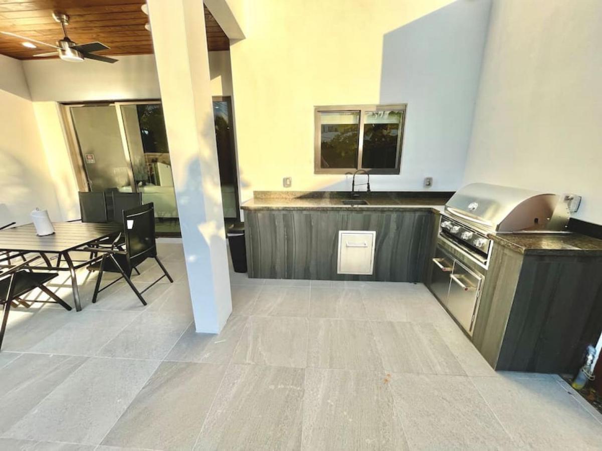 Botanical Oasis With 2 Pools Holiday home Fort Lauderdale