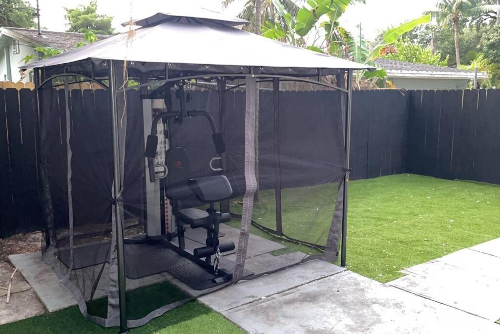 Escape & Enjoy W/ Jacuzzi + Patio, Fire Pit, Gym * Fort Lauderdale