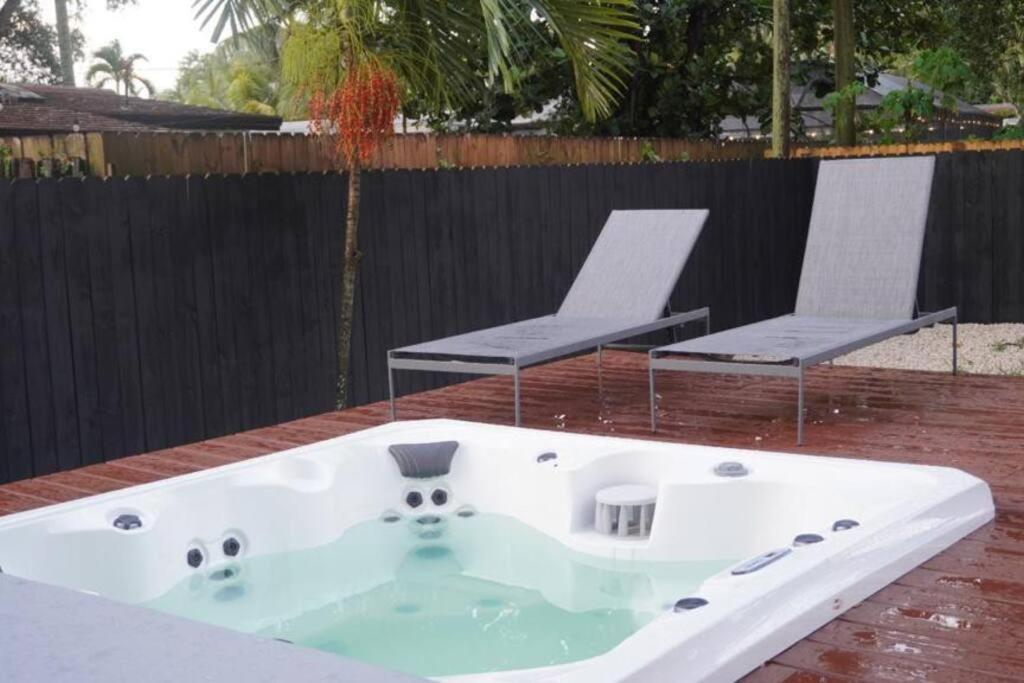 Escape & Enjoy W/ Jacuzzi + Patio, Fire Pit, Gym Holiday home Fort Lauderdale