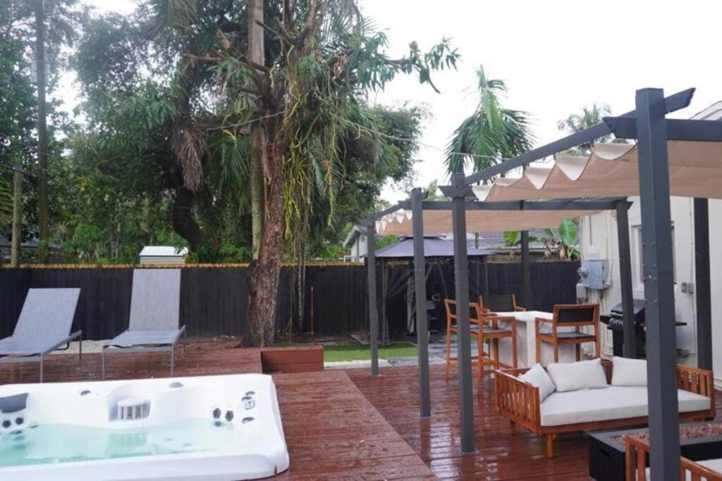 Holiday home Escape & Enjoy W/ Jacuzzi + Patio, Fire Pit, Gym Fort Lauderdale