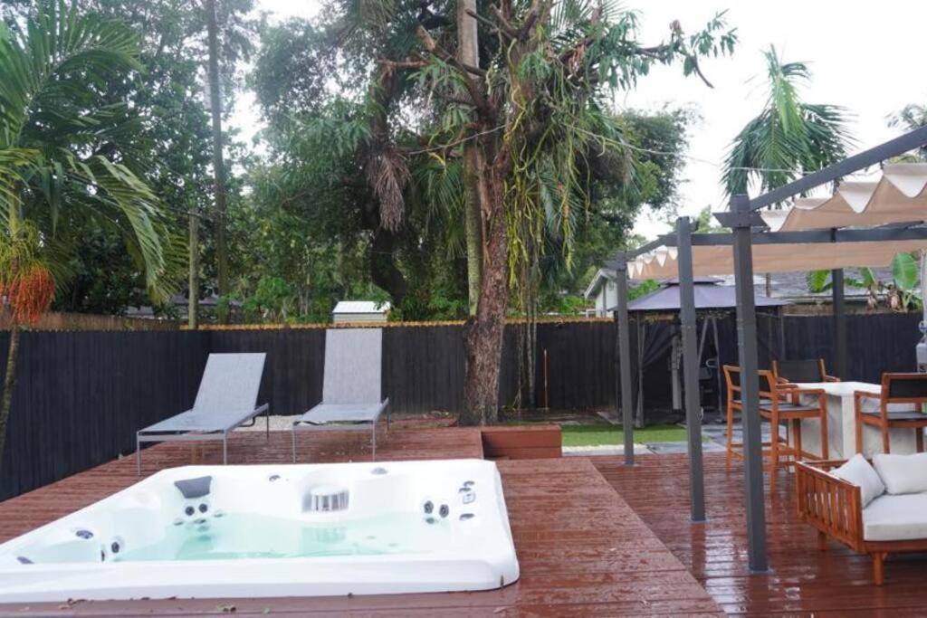 Holiday home Escape & Enjoy W/ Jacuzzi + Patio, Fire Pit, Gym