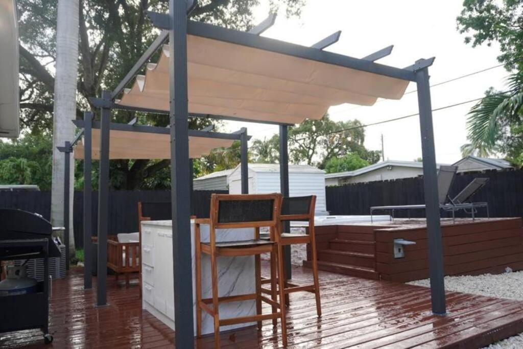 Escape & Enjoy W/ Jacuzzi + Patio, Fire Pit, Gym * Fort Lauderdale