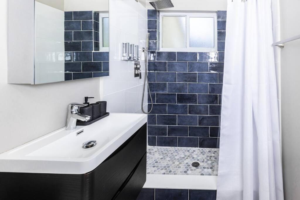 Holiday home Escape & Enjoy W/ Jacuzzi + Patio, Fire Pit, Gym *
