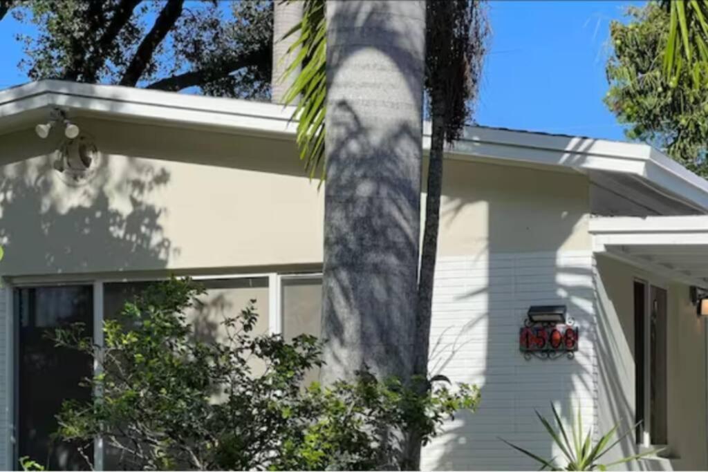 Escape & Enjoy W/ Jacuzzi + Patio, Fire Pit, Gym