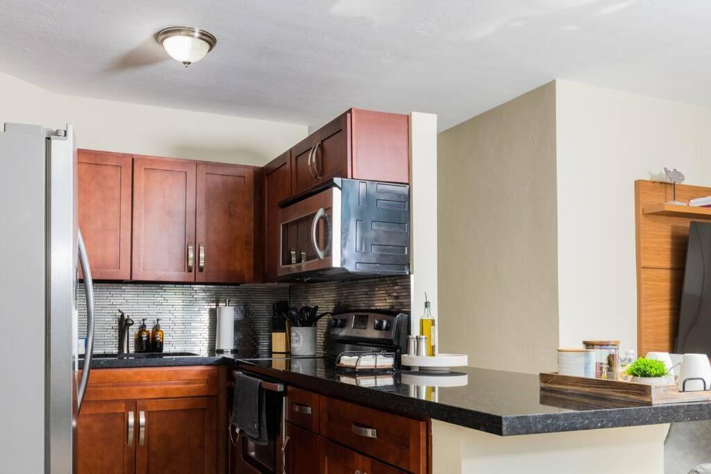Escape & Enjoy W/ Jacuzzi + Patio, Fire Pit, Gym Holiday home