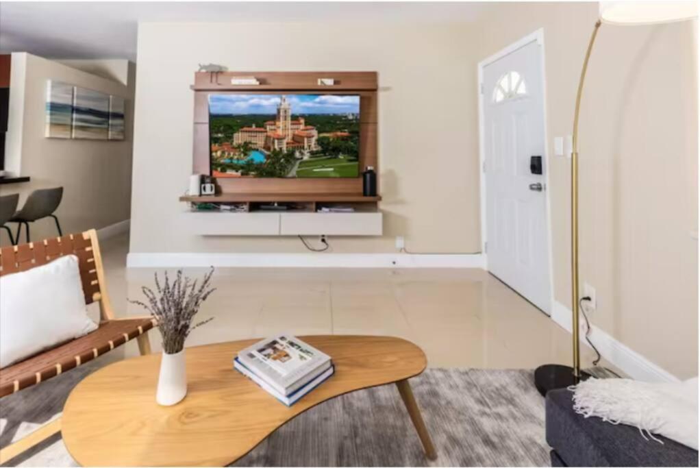 Escape & Enjoy W/ Jacuzzi + Patio, Fire Pit, Gym