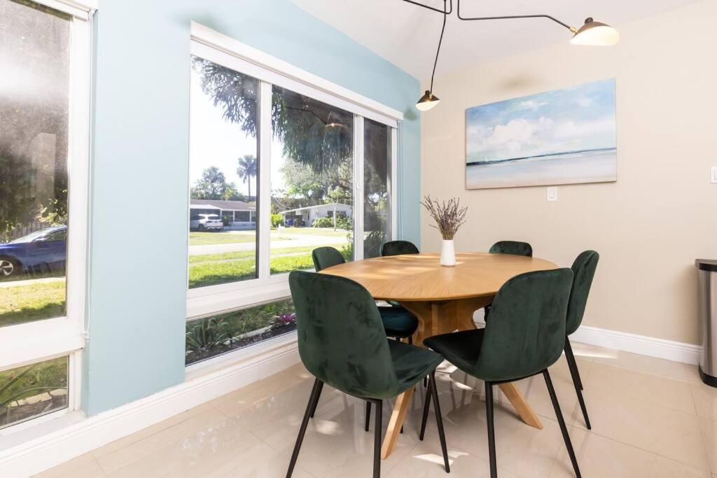 Escape & Enjoy W/ Jacuzzi + Patio, Fire Pit, Gym * Fort Lauderdale