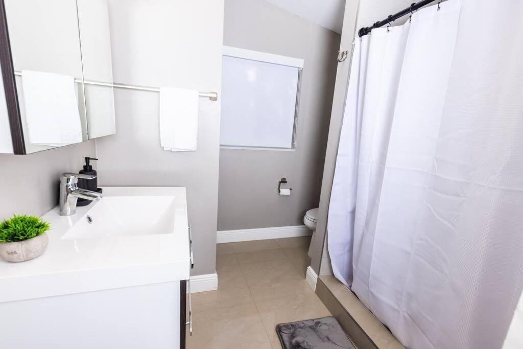 Escape & Enjoy W/ Jacuzzi + Patio, Fire Pit, Gym Fort Lauderdale
