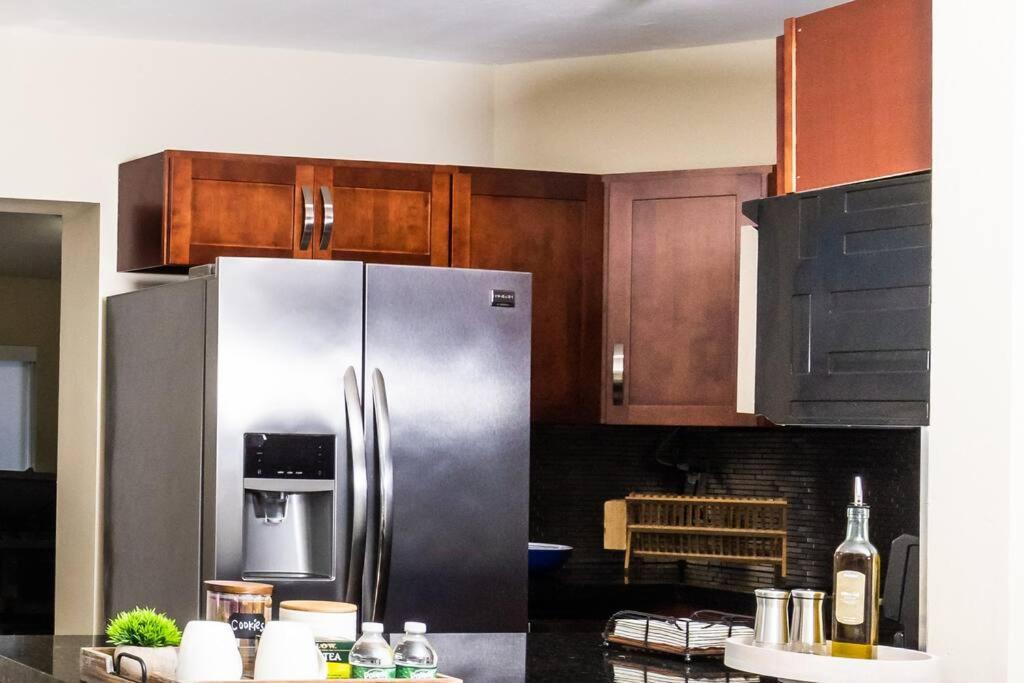 Holiday home Escape & Enjoy W/ Jacuzzi + Patio, Fire Pit, Gym *