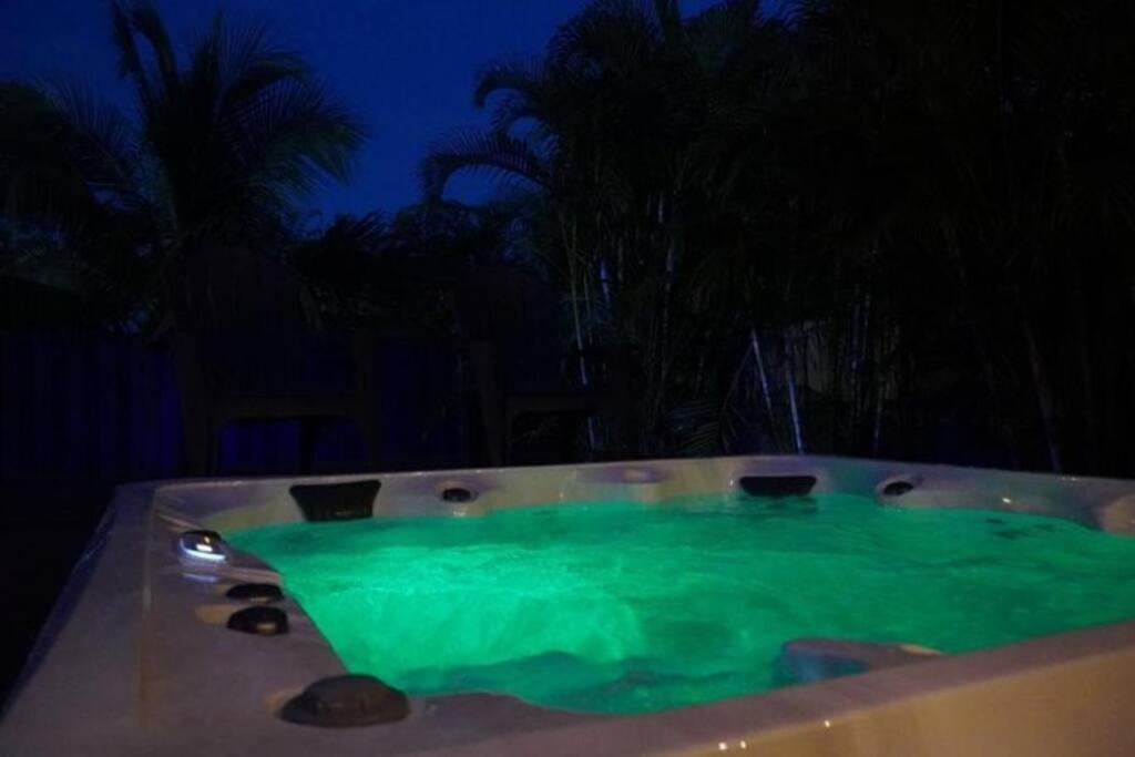 Escape & Enjoy W/ Jacuzzi + Patio, Fire Pit, Gym Fort Lauderdale