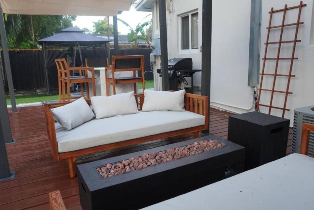 Escape & Enjoy W/ Jacuzzi + Patio, Fire Pit, Gym Holiday home *