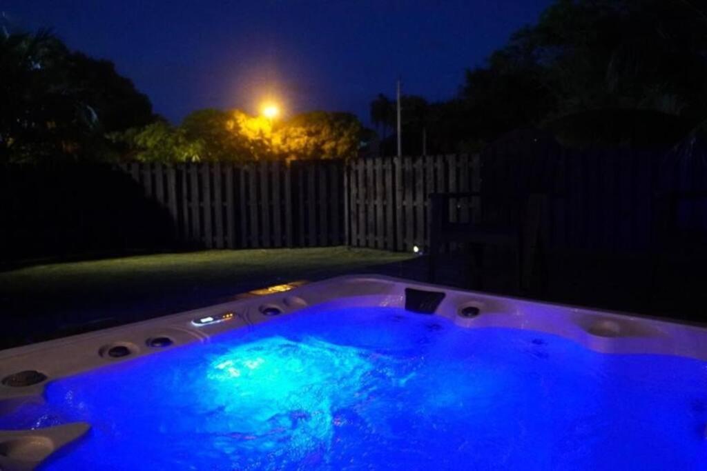 Escape & Enjoy W/ Jacuzzi + Patio, Fire Pit, Gym * Fort Lauderdale