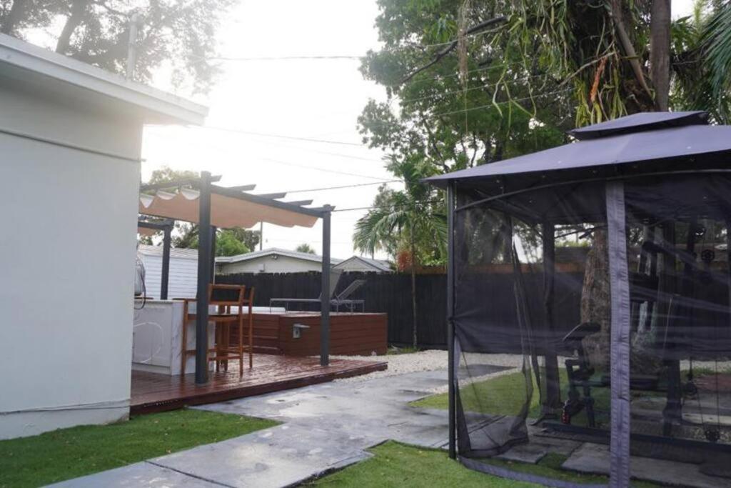 Escape & Enjoy W/ Jacuzzi + Patio, Fire Pit, Gym Holiday home Fort Lauderdale