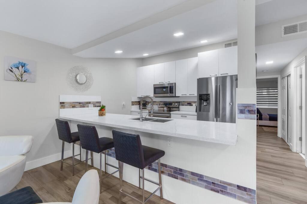 Spacious Living W/ Heated Pool + Outdoor Patio Fort Lauderdale