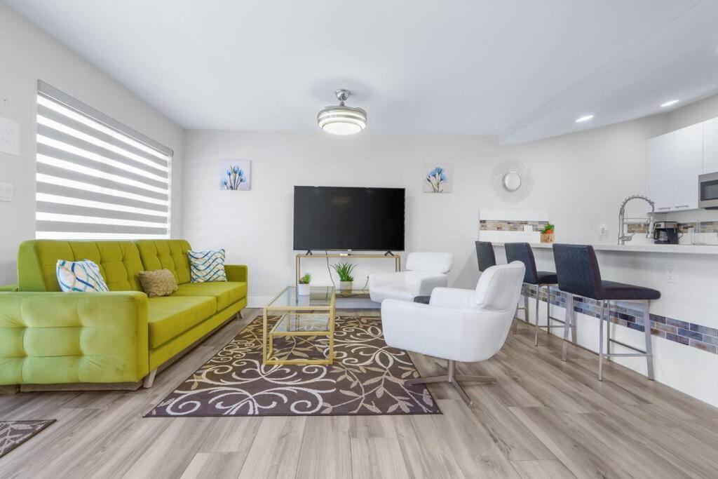 Spacious Living W/ Heated Pool + Outdoor Patio Apartment *