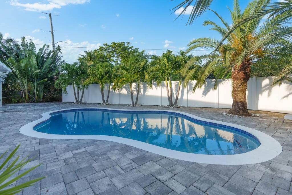 Spacious Living W/ Heated Pool + Outdoor Patio Apartment