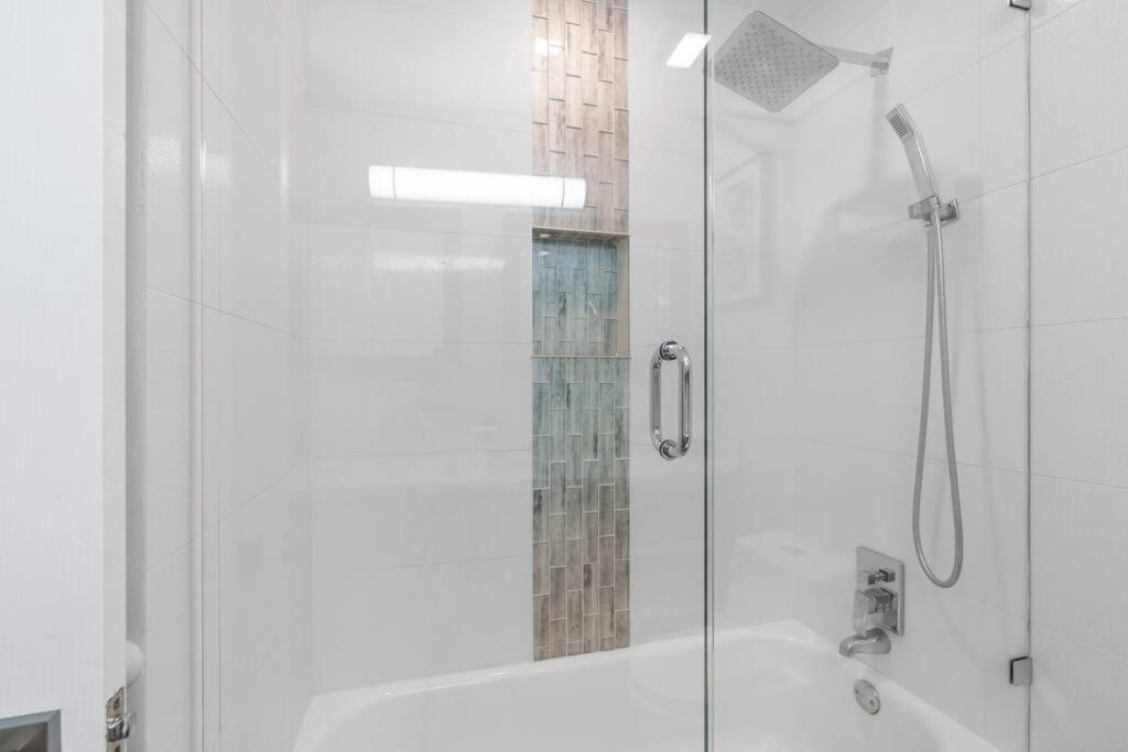 Spacious Living W/ Heated Pool + Outdoor Patio Apartment *