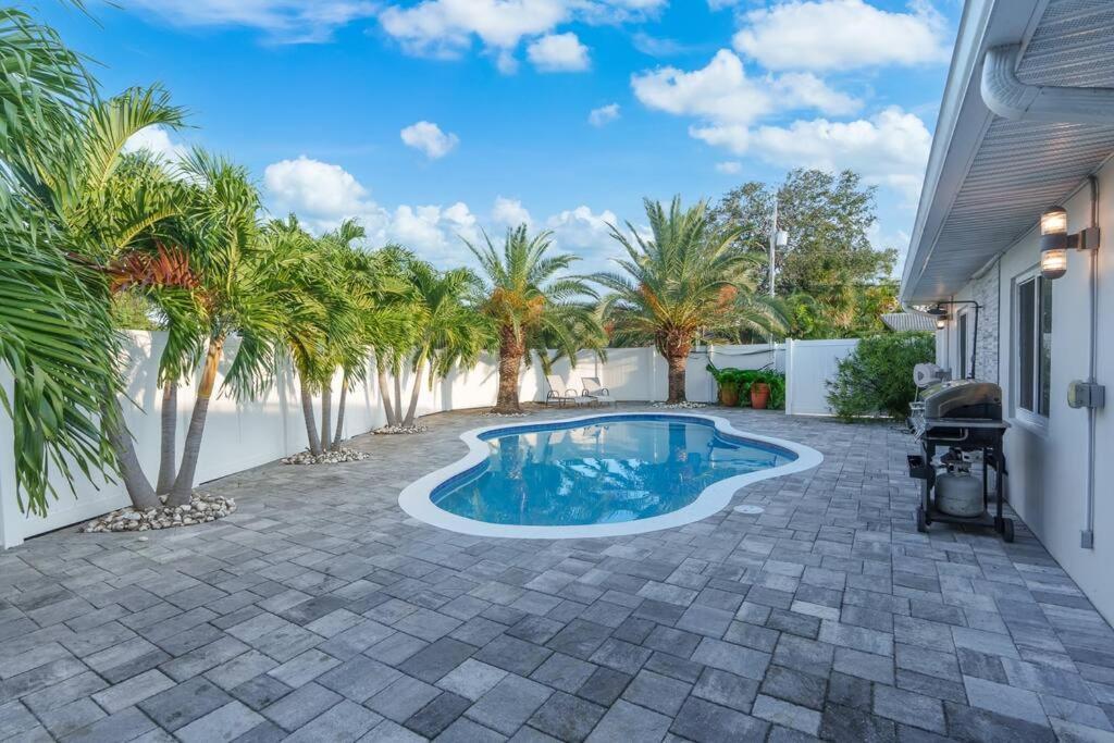Spacious Living W/ Heated Pool + Outdoor Patio Fort Lauderdale