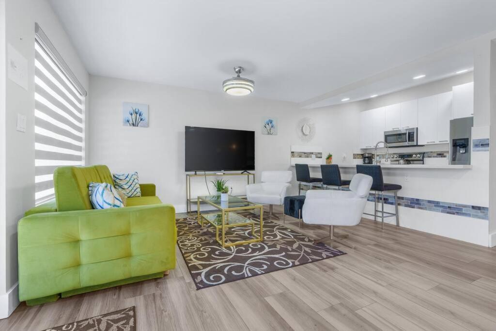 Spacious Living W/ Heated Pool + Outdoor Patio Apartment *