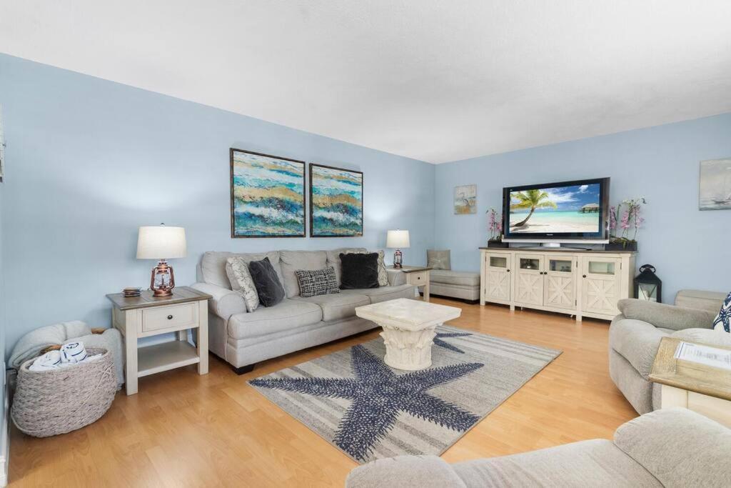 Beachside & Olas Getaway With Pool Apartment Fort Lauderdale