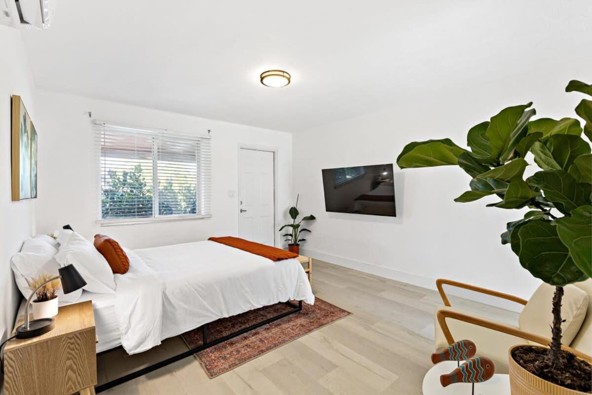 Lovely Unit With Free Parking On Premises *